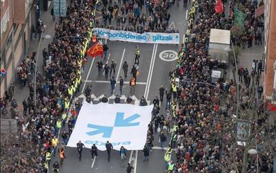 Urtarrilaren 11n Bilbon egingo den manifestaziora joateko autobusak antolatu dituzte