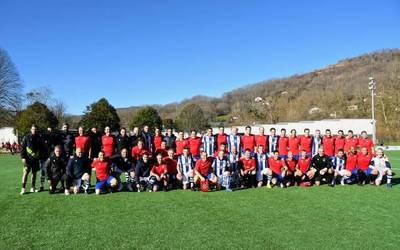 Baztan eta Real Sociedad taldeetako beteranoek jokatu dute Giltxaurdin, etxeko taldearen mendeurrenaren harira