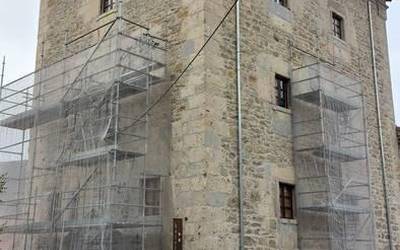 Artziniegako dorreko armarriak eta ateburua eraberritu dituzte