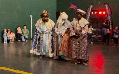 Eskualdeko hainbat herri bisitatu dituzte Errege Magoek
