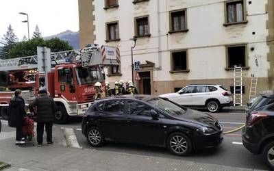 Etxebizitza batek su hartu du Oñatin