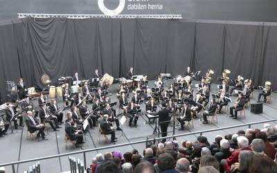 Fantasiaren munduan murgildu da Oñatiko Musika Banda
