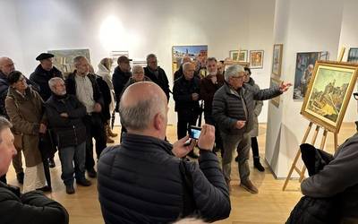 Bost paisaien pinturekin egin dute Miguel Okinaren lehen 'kuadro-forum'-a