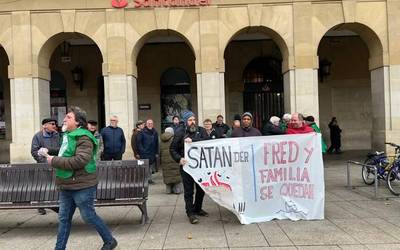 Berriozarko bizilagun bat zorrarekin eta etxerik gabe utzi dezaketela salatu du Hipotekek Kalteturiko Plataformak