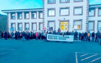 Osasun sistema publiko duina eskatzeko elkarretaratzea egin dute Elizondon