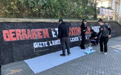 Gerraren eta faxismoaren aurkako horma irudia margotu GKSk Alai auzategian