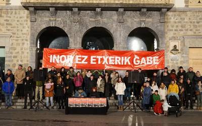 Amurrioko familia etxegabetuak azken egunera arte alokairua ordaindu zuela gogoratuta, etxebizitzarena "arazo kolektiboa" dela aldarrikatu dute