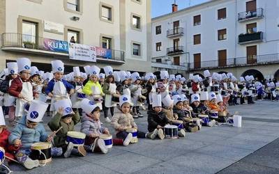Aise astindu dituzte danborrak Kurtzebarri eskolakoek