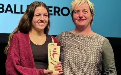 Kirol saria Marras taldeko Aiora Ballesteros lerro-hockeyko jokalariari