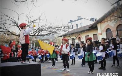 San Sebastian egunez, danborrada egin dute Floreaga ikastetxean