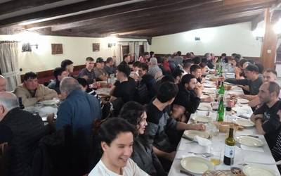 70 bertsozale batu dira Auzo-Etxeko bertso-afarian