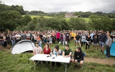 Aroztegiko zazpi auzipetuei elkartasuna adierazteko deia