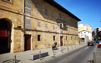 Konponketa lanak Uribarri egoitza zaharrean