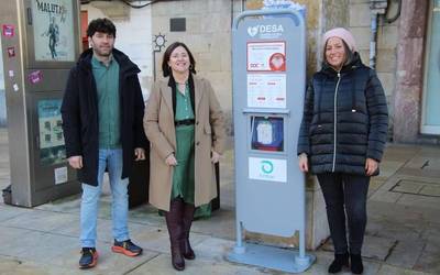 Lau desfibriladore ipini dituzte Durangoko kaleetan