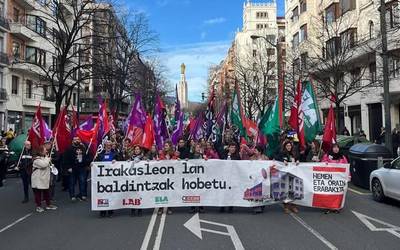 “Irakasleen lan baldintzak hobetu, hemen eta orain erabakita!” lelopean elkartu dira milaka langile Bilbon