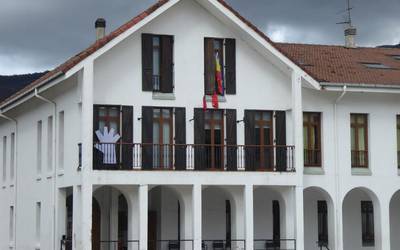 Garbitzaile lanpostua bete nahi da Irurtzunen