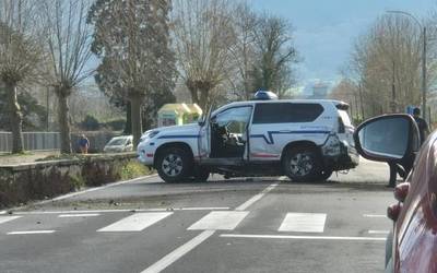 Ertzaintzaren auto batek istripua izan zuen atzo La Mueran, beste auto baten kontra talka egitean