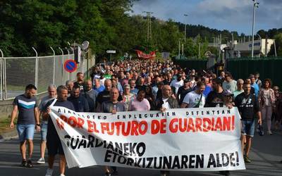 Greba mugagabea abiatuko dute Guardianen, lantegiko labea itzali ez dadin
