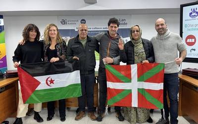 Saharar kanpamenduetako eskoletara 104 ordenagailu eramango dituzte astelehenean