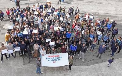 Zarauzko Ikastolari babesa emateko elkarretaratzeak egin dituzte bailarako Ikastoletan