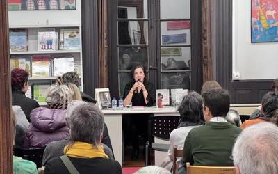 Herritarren aurrean aurkeztu du bere azken liburua Celia Santos idazle bergararrak
