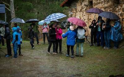 Eguraldi makurrari festa giroarekin egin diote aurre Otaola auzoko San Sebastian jaian