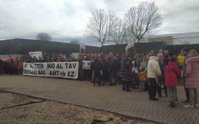 Boilurraren azokara heldu da AHTaren kontrako mezua