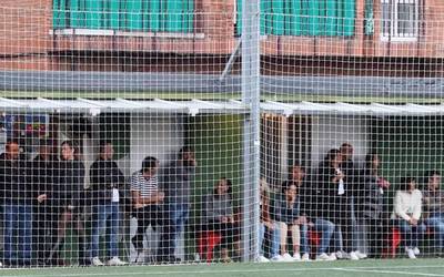 Futbol zelaiak eta tenis eta padel pistek itxita jarraituko dute azterketa berriak egin arte