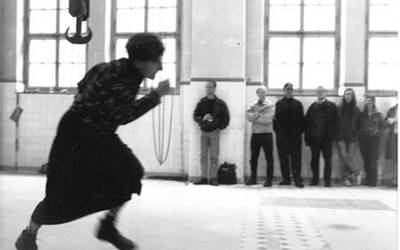 Jone Rubio: “Ekintza performatibo feministak egin zituen lehen artista izan zen Esther Ferrer”