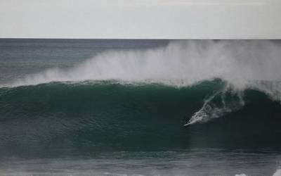 Olatu handien gainean surfean Izustarrin
