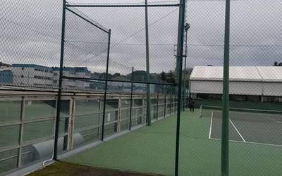 Futbol zelaia eta teniseko eta padeleko pistak itxita mantenduko dituzte, gutxienez, bihar arte