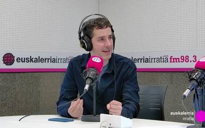 Oier Zuñiga: “Antzerkiaren erritu kolektiboa eta margotzearen intimitatea beharrezkoak ditut”