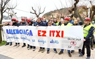 Jaurlaritzari eta Espainiako Gobernuari beren eskakizunak helarazteko protesta egin dute Balenciagako beharginek