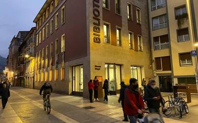 'LAB Egunak': Belaunaldien arteko sorkuntza sustatzeko egitasmo berria Bizenta Mogel Bibliotekan