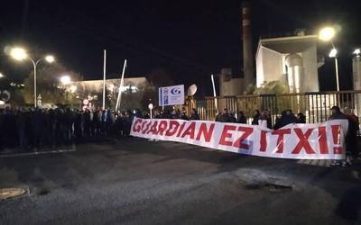 Protestak hasi dituzte langileek Guardian enpresako atarian
