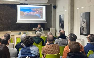 Etxe giroan aritu dira 'Elkanoren herriari bueltaka' liburuaz