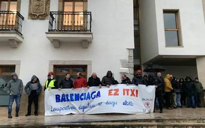 Ontziolaren etorkizunean arduratzea eskatu diete Balenciagako langileek udal ordezkariei