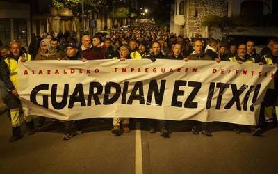 2.000 lagun baino gehiago mobilizatu dira Guardianen itxiera aurka