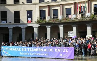 Iaz jazotako “hizkuntza eskubideen urraketa eta euskal hiztunekiko tratu txarrak” argitara eramateko txostena garatu du Aiaraldeko Euskalgintzaren Kon