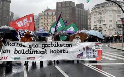Sukalde eta garbiketako grebaren lehenengo egunak %70etik gorako jarraipena izan du