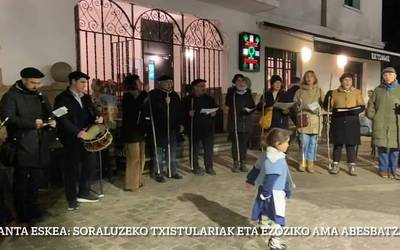 Txistulariak eta abesbatza Santa Ageda bezperako eskean ibili ziren atzo