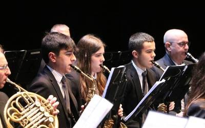 Errepertorio zabaleko doinuak eskaini ditu musika bandak Baztartxon