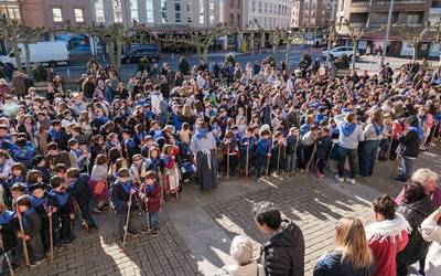 Santa Agedari abestu eta lurra esnatu dute Sopelako gaztetxoenek goizean