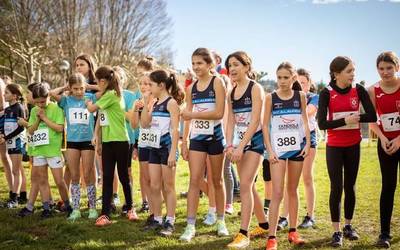 Atleta gazteen topaleku izan dira Ellakuriko zelaiak