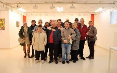 Inauguratu dute Garaguneko kideen margolan koloretsuen erakusketa