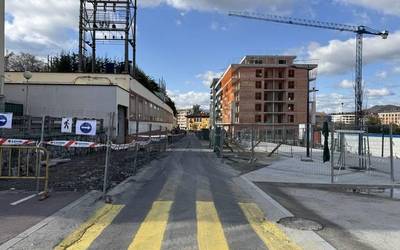 Zirarmendieta kaleko hegoaldeko espaloia berritzen hasi dira
