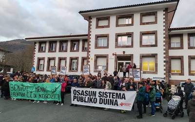 200 pertsona elkartu ziren atzo Elizondon osasun sistema publiko duinaren alde