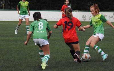 Txapeldunen fasean hasiko dira Baztan eta Beti Gazteko neska futbolista gaztetxoak