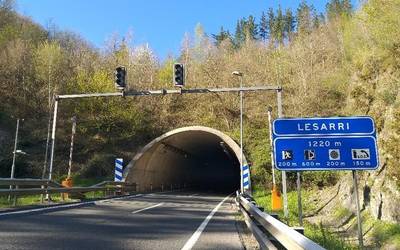 Lesarriko tunelean talka egin dute hainbat autok