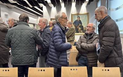 Sagarpe elkarteko hormetan Okinak utzitako arrastoaz gozatzen